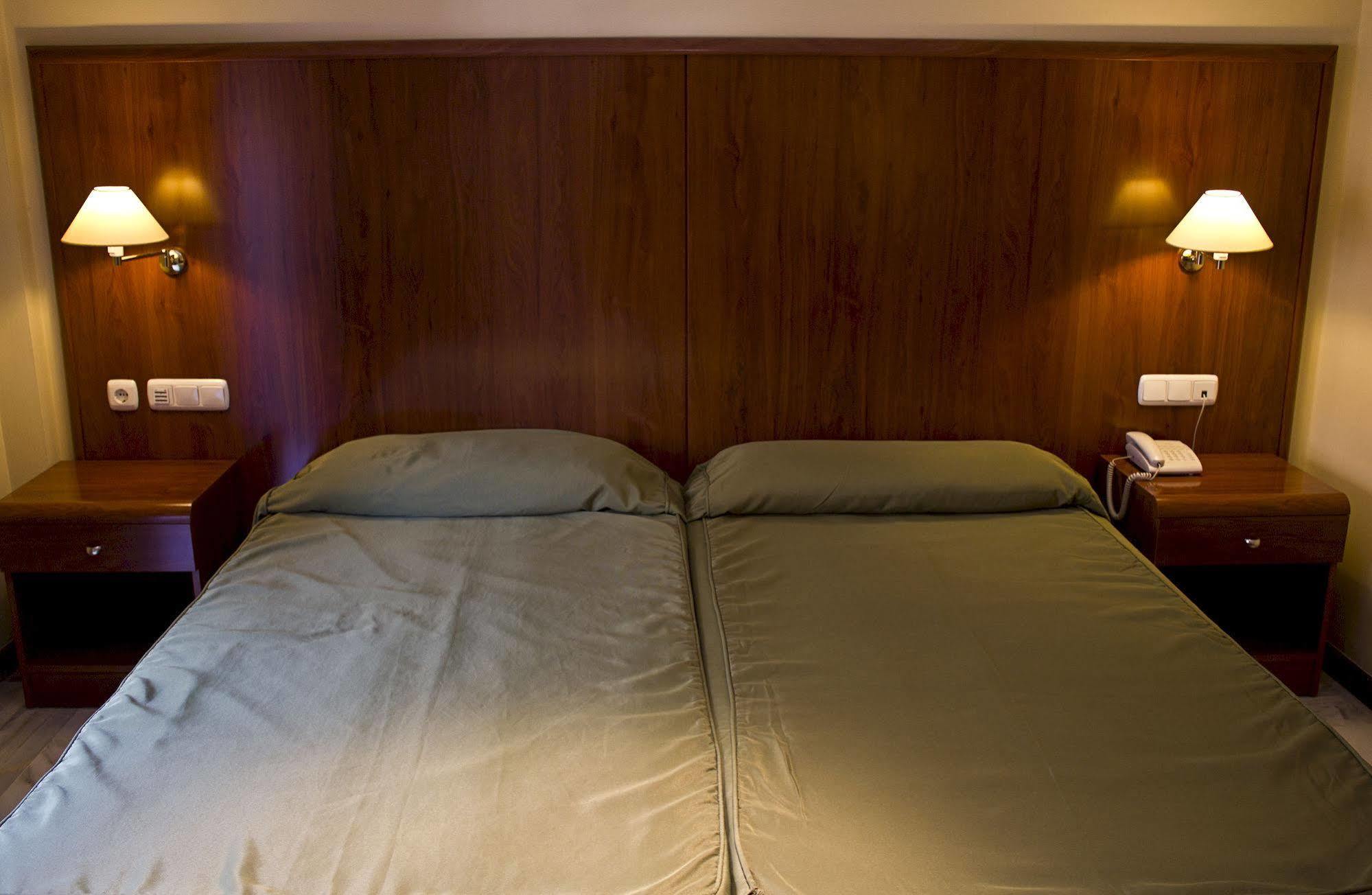 Hotel La Fonda De Don Gonzalo Cenes De La Vega Bagian luar foto